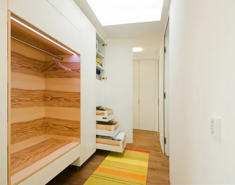 Garderobennische aus Olivesche mit Licht