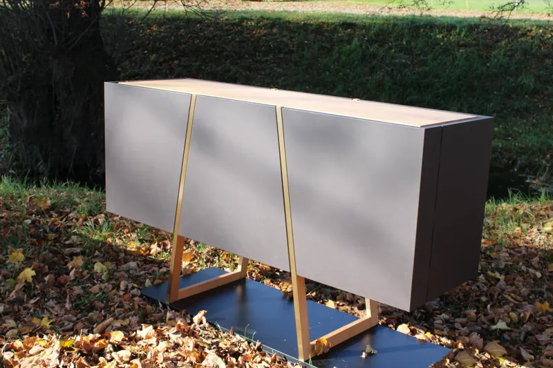 Gesellenstück: graues Sideboard auf Messing-Gestell