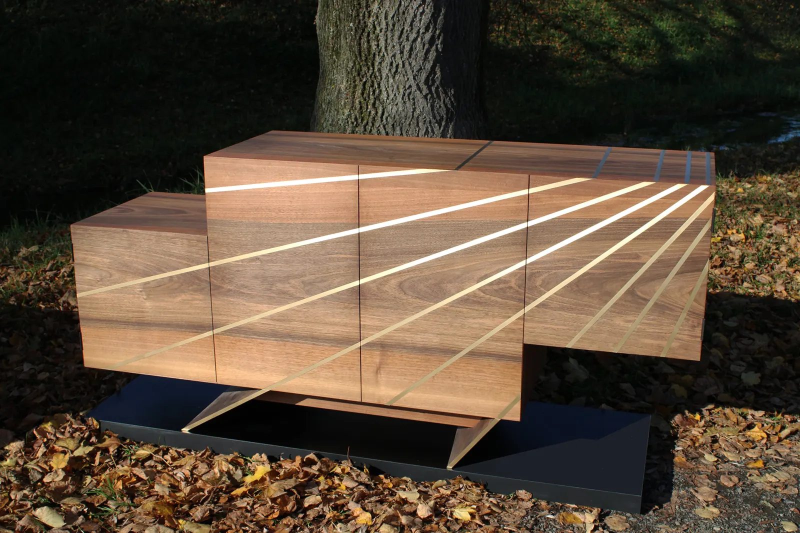 Gesellenstück: Sideboard aus Nuss mit Intarsien aus Messing